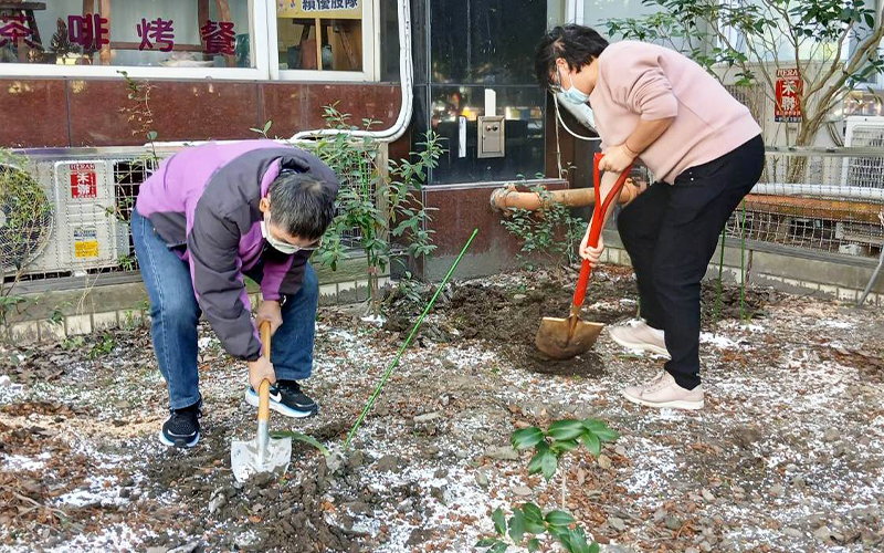 職能治療師帶領學員進行翻土