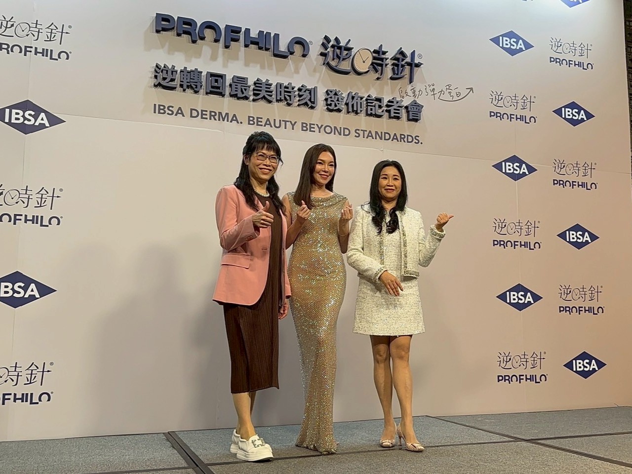 曾馨瑩擔任逆時針品牌大使(中)、廖怡華醫師(左一)與胡倩婷醫師(右一)。