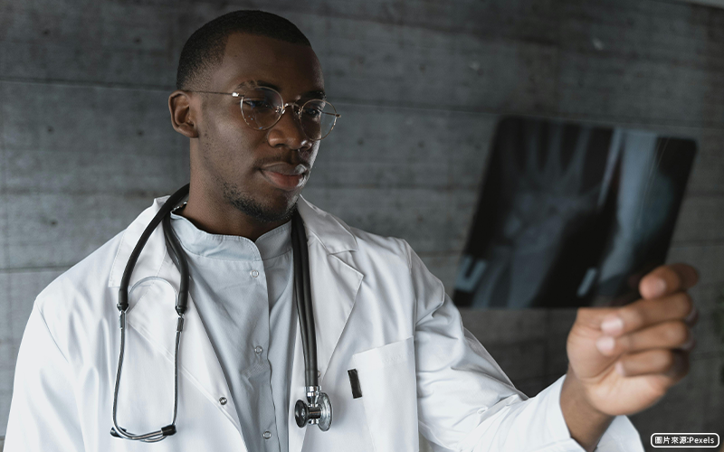 什麼是遠端橈骨骨折？跌倒手腕一撐，就出現「銀叉變形」？